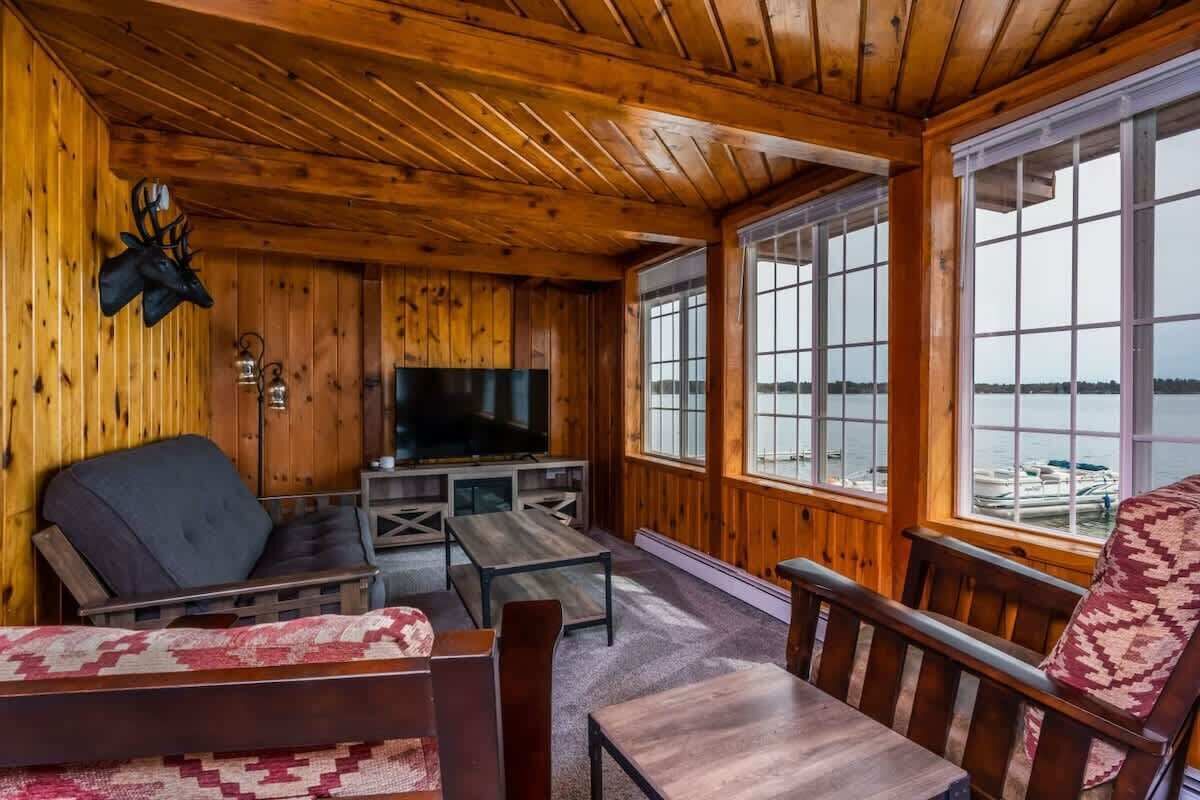 Televisión y oficina 