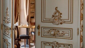 An ornate room with a dining area, featuring a table with chairs and a chandelier. - Domaine Du Vivier L'Agneau (Assesse)