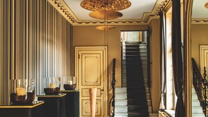 A grand hallway with a marble floor, a staircase, and a large mirror on the right. - Domaine Du Vivier L'Agneau (Assesse)