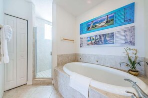 Duschwanne, Haartrockner, Handtücher, Shampoo