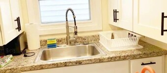 Renovated 2Bd Cottage 10min walk to Beach. Pets Ok