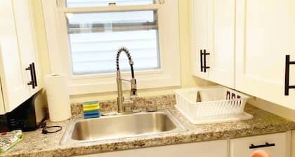 Renovated 2Bd Cottage 10min walk to Beach. Pets Ok
