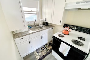 Frigorífico, microondas, placa de cocina y cafetera o tetera
