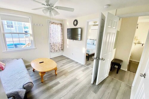 Renovated 2Bd Cottage 10min walk to Beach.