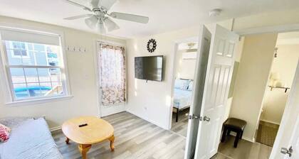 Renovated 2Bd Cottage 10min walk to Beach.