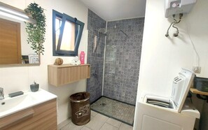 Shower, hair dryer, towels, soap - Casa Mila Ap. No. 8111 (Costa Calma)