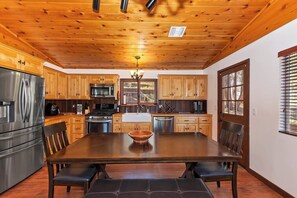 ثلاجة، ميكروويف، فرن، موقد طهي مسطح