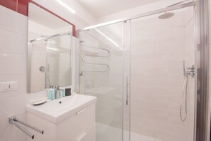 Dusche, Haartrockner, Bidet, Handtücher