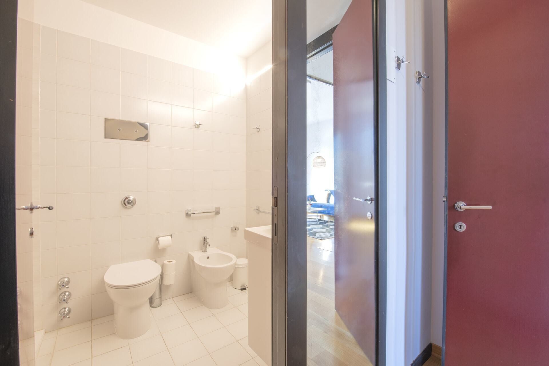 Ein modernes Badezimmer mit Toilette, Bidet und Waschbecken.