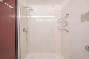 Dusche, Haartrockner, Bidet, Handtücher