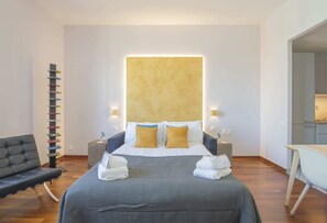 Tabla de planchar con plancha, wifi gratis y ropa de cama 