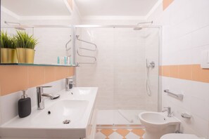 Shower, hair dryer, bidet, towels - Sweett | Torre Velasca VII (Milano)