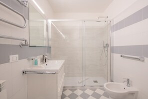 Shower, hair dryer, bidet, towels - Sweett | Torre Velasca VIII (Milano)