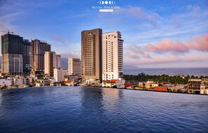 Una piscina al aire libre, tumbonas