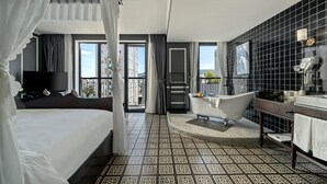 Suite, 1 kingsize bed, balkon | Een kluis op de kamer, verduisterende gordijnen, geluiddichte muren
