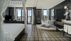 Suite, 1 cama de matrimonio grande, balcón | Caja fuerte, cortinas opacas, sistema de insonorización