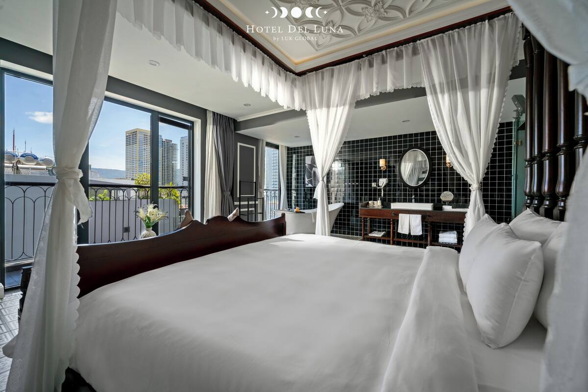 Suite, 1 très grand lit, balcon | Vue de la chambre