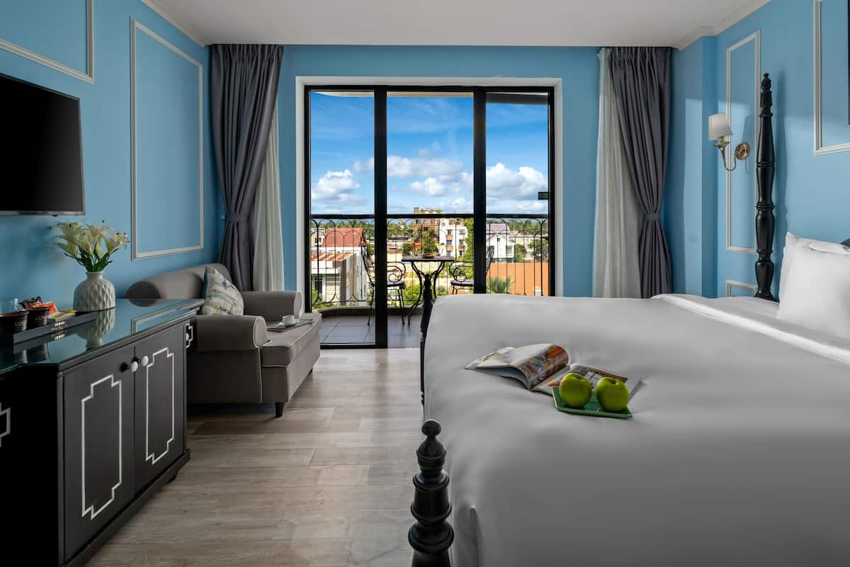 Chambre, 1 très grand lit, balcon | Salle de bain | Articles de toilette (gratuits), séchoir à cheveux, peignoirs