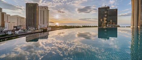 Piscine extérieure, chaises longues
