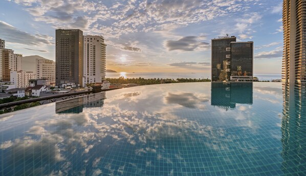Una piscina al aire libre, tumbonas