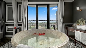 Executive tweepersoonskamer | Badkamer | Gratis toiletartikelen, een haardroger, badjassen, pantoffels