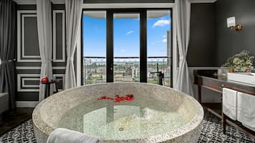 Executive Double Room | Bathroom | Free toiletries, hair dryer, bathrobes, slippers