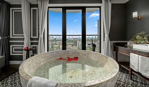 Habitación ejecutiva doble | Baño | Artículos de higiene personal gratuitos, secador de pelo y albornoces