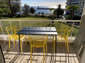 Outdoor dining - Franck Pilatte, chic and air-conditioned 2-room apartment with terrace facing the SEA, LIGHTHOUSE, PALM TREES (NICE)