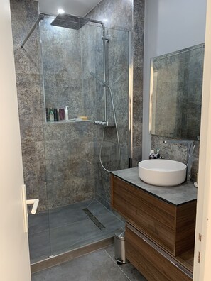 Shower, hair dryer, towels, soap - Franck Pilatte, chic and air-conditioned 2-room apartment with terrace facing the SEA, LIGHTHOUSE, PALM TREES (NICE)