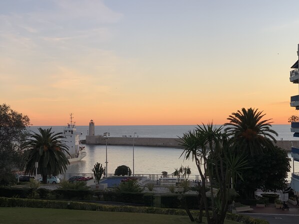 View from property - Franck Pilatte, chic and air-conditioned 2-room apartment with terrace facing the SEA, LIGHTHOUSE, PALM TREES (NICE)