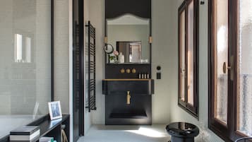 Standard Suite, 1 King Bed, Pool Access, City View | Bathroom