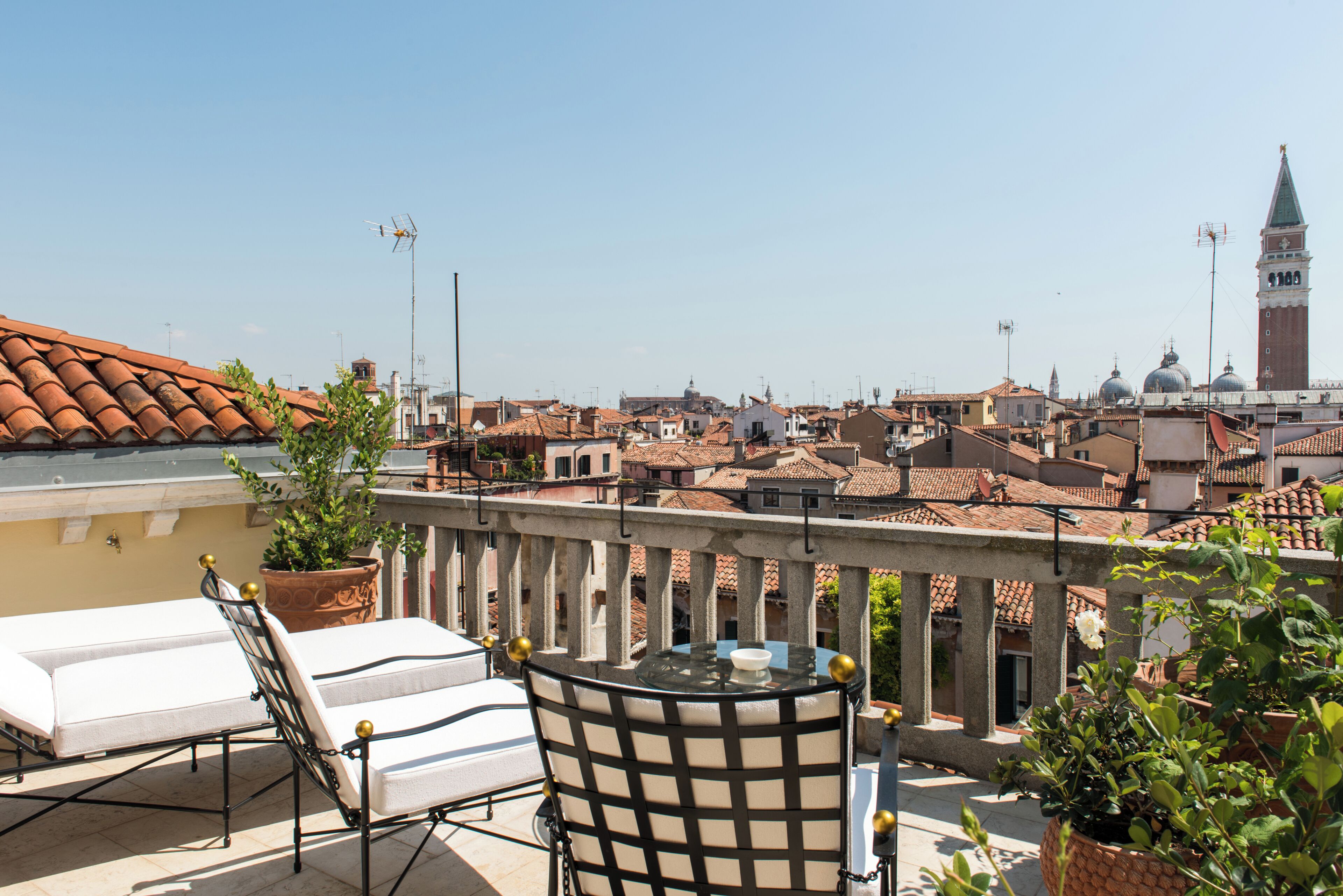 Premium bedding, Tempur-Pedic beds, free minibar items, in-room safe