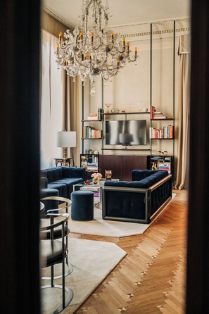 Grand Master Suite | Living area | 50-inch flat-screen TV with cable channels, TV, Netflix - Nolinski Venezia - Evok Collection (Venice)