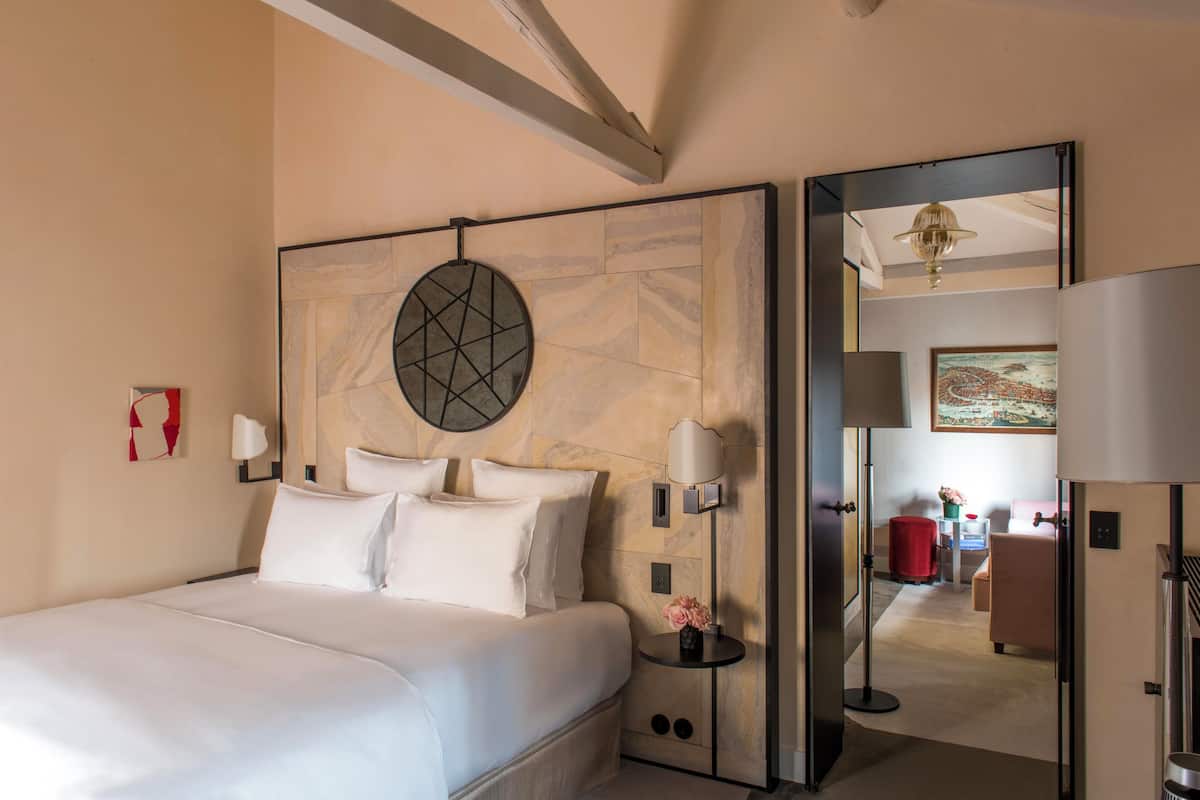 小型套房, 1 张特大床, 使用泳池, 城市景观 | 1 多间卧室、高档床上用品、泰普尔床垫、免费迷你吧物品