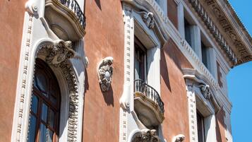 Un bâtiment doté d’éléments architecturaux raffinés, notamment des balcons décoratifs et des moulures complexes.