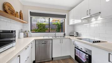 KylskÄp, mikrovÄgsugn, ugn och spishÀll