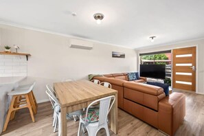 تلفزيون، كُتُب، مكتب