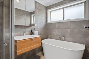 Badewanne, Haartrockner, Handtücher, Shampoo