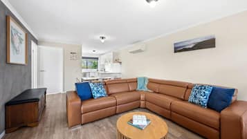 Tv, böcker och kontor