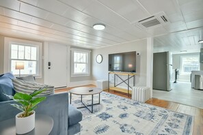 TV - Comfy 6 Bedroom home w/ two living spaces close to downtown! (Durham)