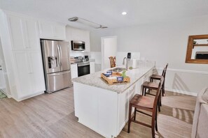 Fridge, stovetop - The Pool House - Close to Georgia Southern! (Statesboro)