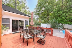 Outdoor dining - The Pool House - Close to Georgia Southern! (Statesboro)