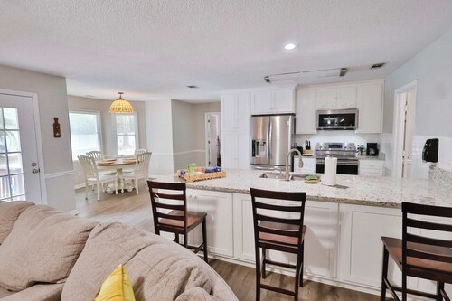 The Pool House - Close to Georgia Southern!