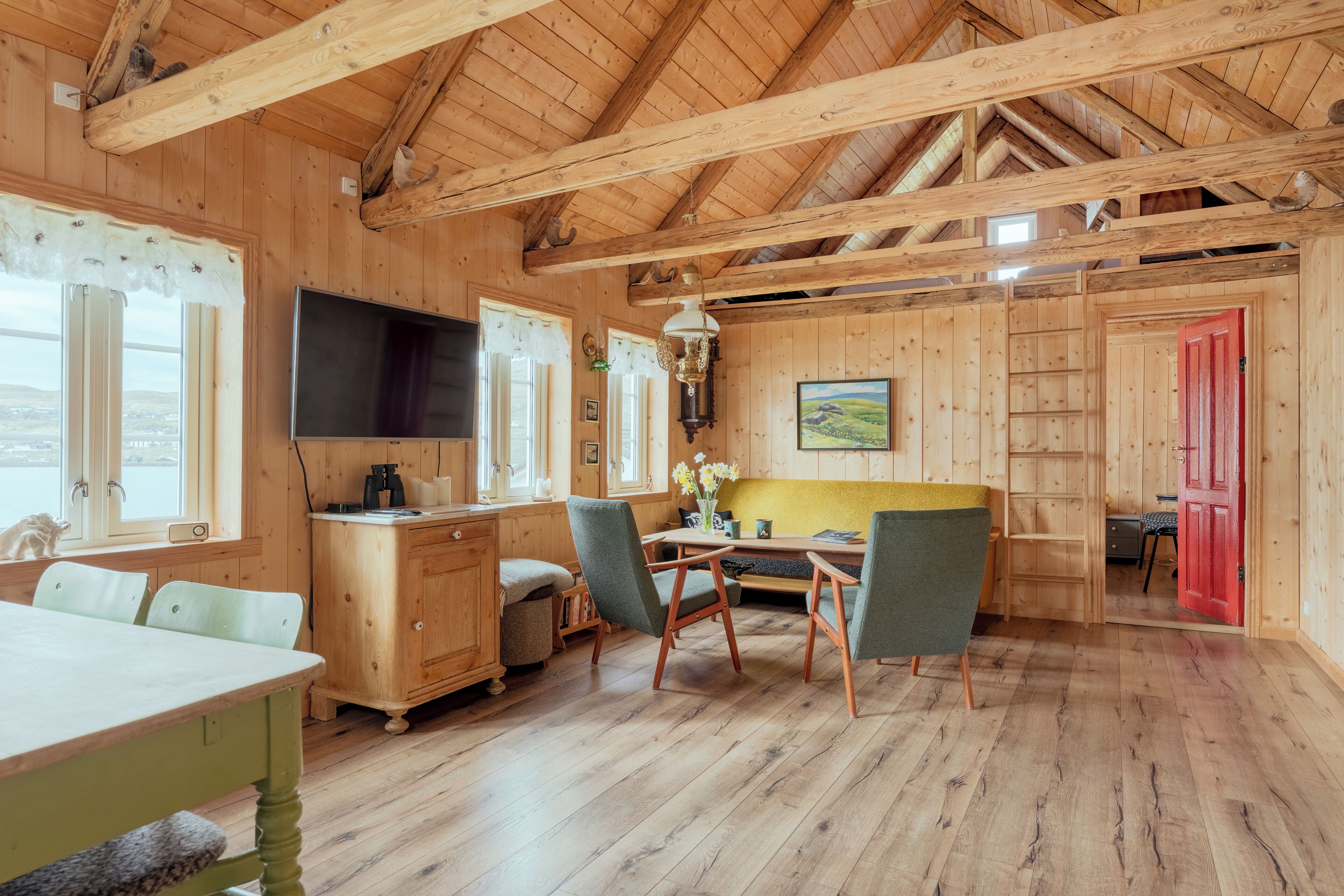 Traditional Cottage, 2 Bedrooms | Living room | 30-inch flat-screen TV with satellite channels