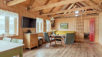 Traditional Cottage, 2 Bedrooms | Living room | 30-inch flat-screen TV with satellite channels