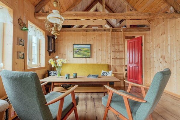 Traditional Cottage, 2 Bedrooms | Living room