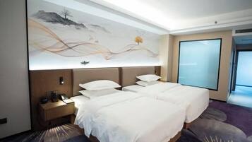 Une chambre d’hôtel avec un grand lit, une table de chevet, un téléviseur fixé au mur et une grande fenêtre.