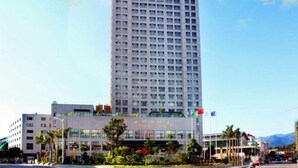 Un grand hôtel moderne, avec une façade en verre et de nombreux étages.