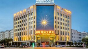Un hôtel à plusieurs étages, reconnaissable à son enseigne bien visible indiquant « Jincheng International Hotel ».