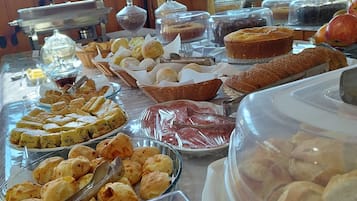Desayuno continental gratuito y diario